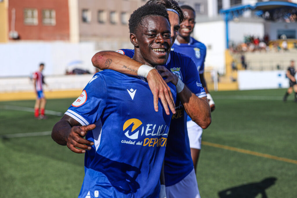 Jugadores de la U.D. Melilla B celebrando un gol en el partido