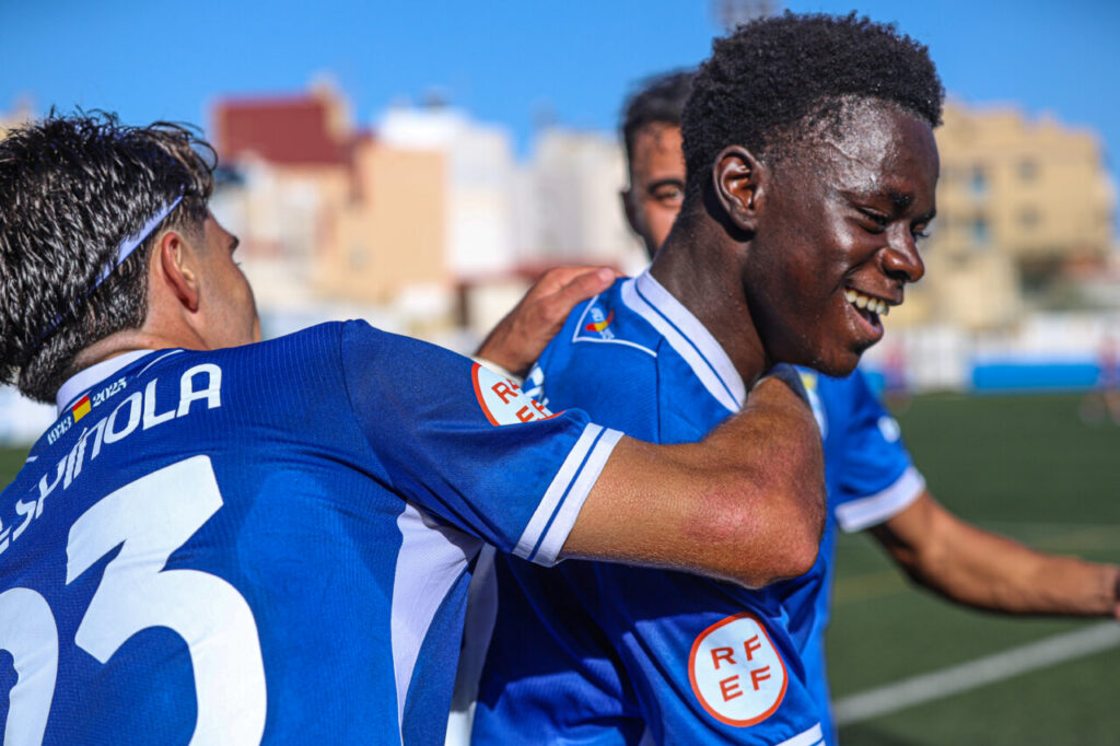 Jugadores de la U.D. Melilla B celebrando un gol en el partido.