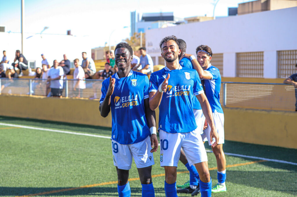 Jugadores de la U.D. Melilla B celebrando un gol en el partido