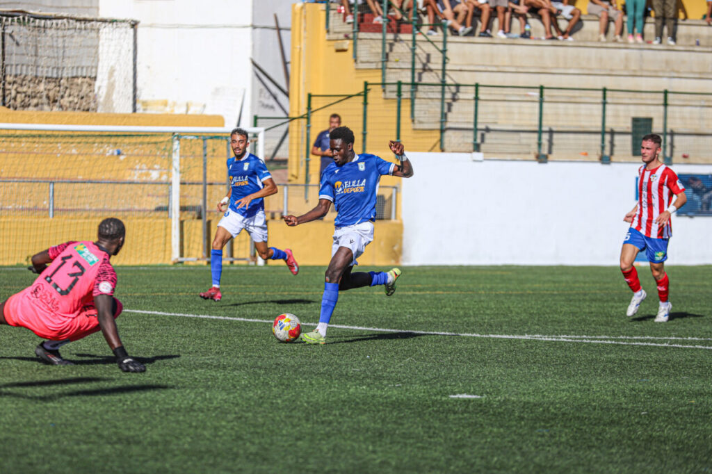 Jugadores de la U.D. Melilla B en un partido contra el Atlético Porcuna