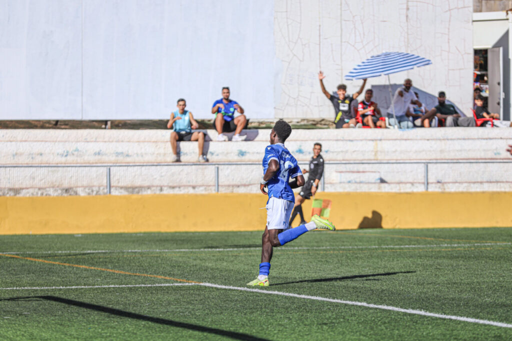 Jugador de la U.D. Melilla B celebrando un gol en el partido