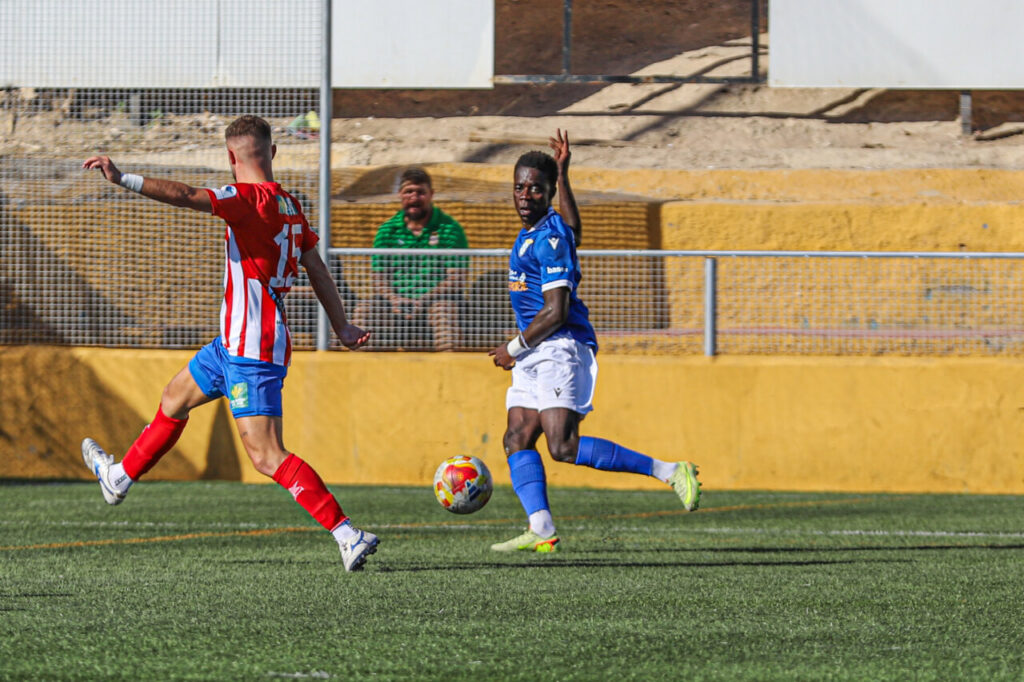 Jugadores de U.D. Melilla B y Atlético Porcuna en un partido de fútbol
