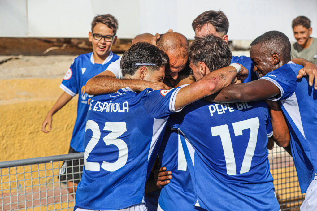 Jugadores de la U.D. Melilla B celebrando una victoria en el campo