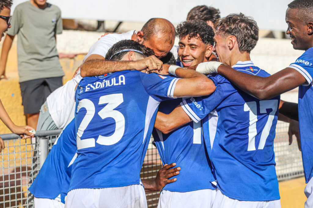 Jugadores de U.D. Melilla B celebrando un gol en el partido