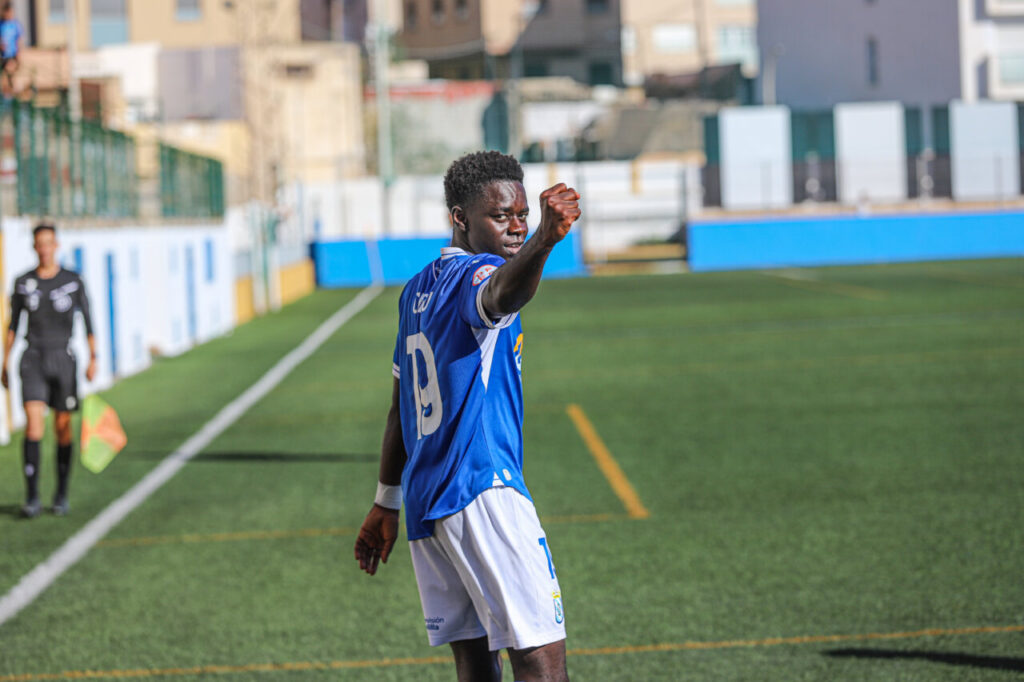 Jugador de la U.D. Melilla B celebrando un gol en el campo