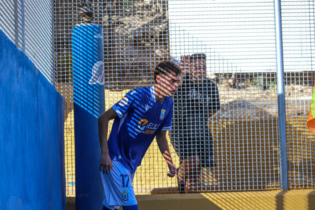 Jugador de la U.D. Melilla B en acción durante un partido