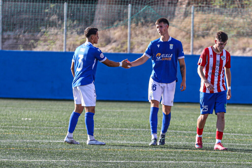 Jugadores de la U.D. Melilla B celebrando un gol durante el partido