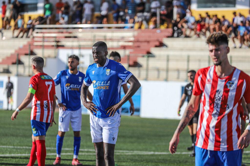 Jugadores de la U.D. Melilla B en un partido contra el Atlético Porcuna