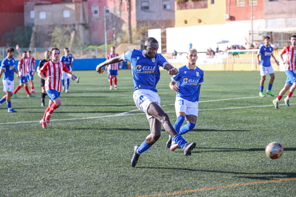 Jugadores de la U.D. Melilla B en acción durante el partido contra el Atlético Porcuna.