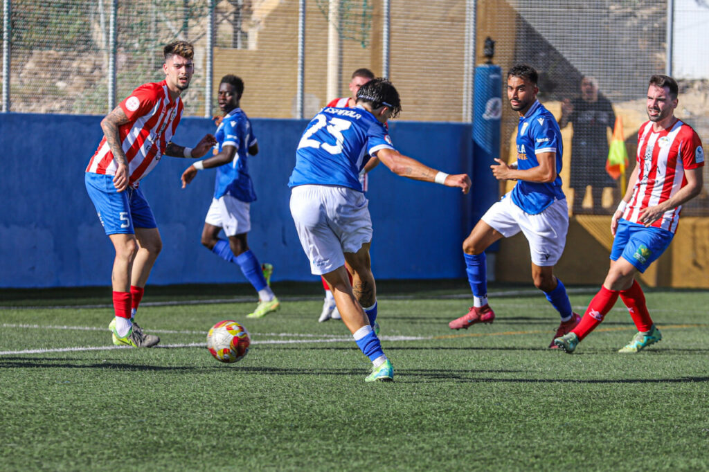 Jugadores de U.D. Melilla B en acción durante el partido contra Atlético Porcuna.