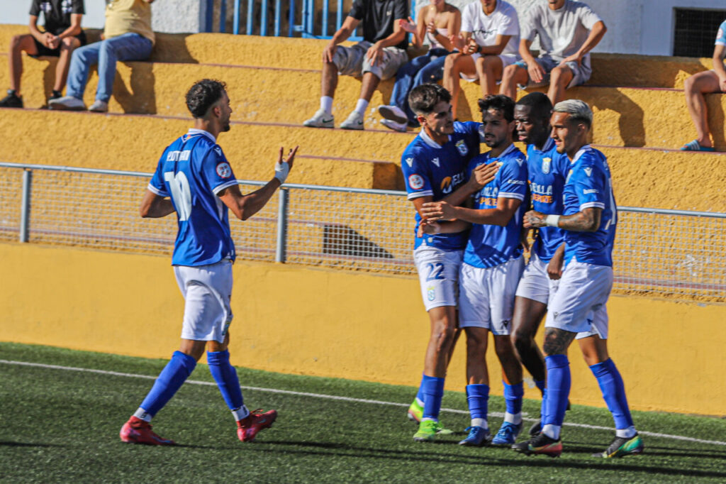 Jugadores de la U.D. Melilla B celebrando un gol en el partido