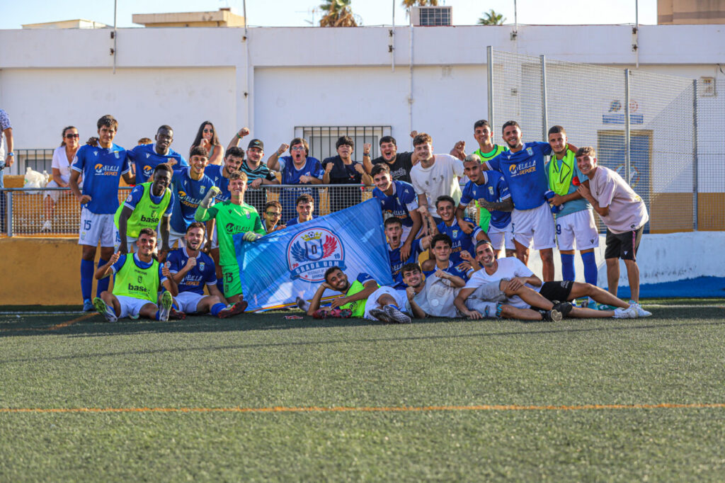 Jugadores de la U.D. Melilla B celebrando su victoria en el campo