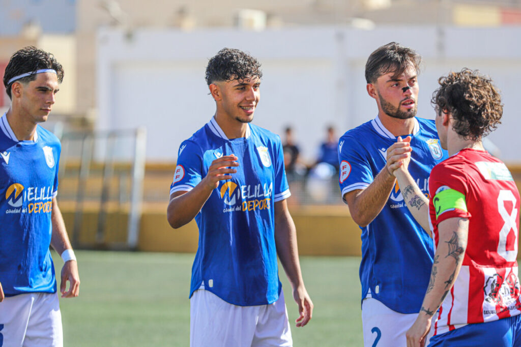 Jugadores de la U.D. Melilla B celebrando tras una victoria
