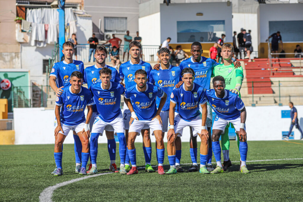 Equipo de fútbol U.D. Melilla B posando tras una victoria 4-2