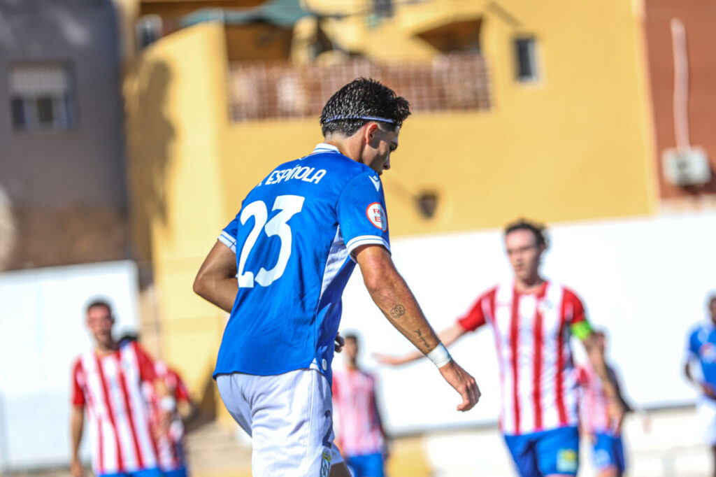 Jugador de la U.D. Melilla B en partido contra Atlético Porcuna