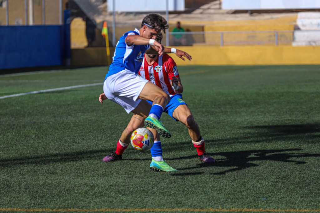 Jugador de U.D. Melilla B en acción durante un partido de fútbol