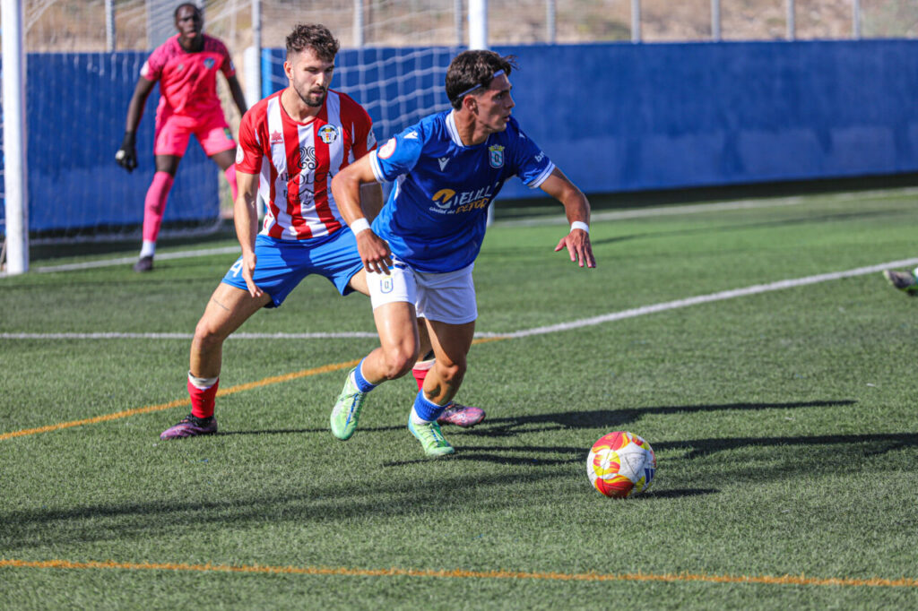 Jugadores de U.D. Melilla B y Atlético Porcuna en un partido de fútbol