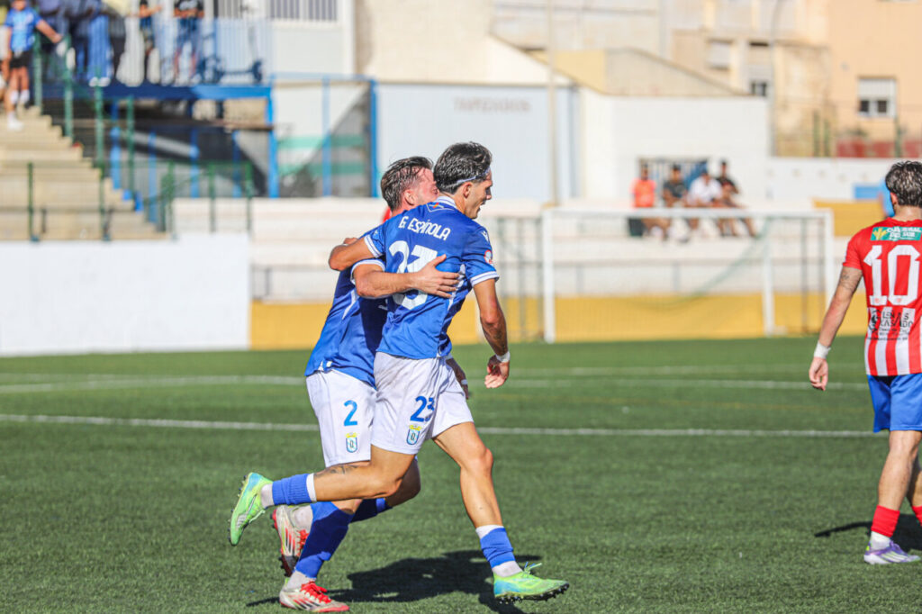 Jugadores de la U.D. Melilla B celebrando un gol en el partido contra el Atlético Porcuna