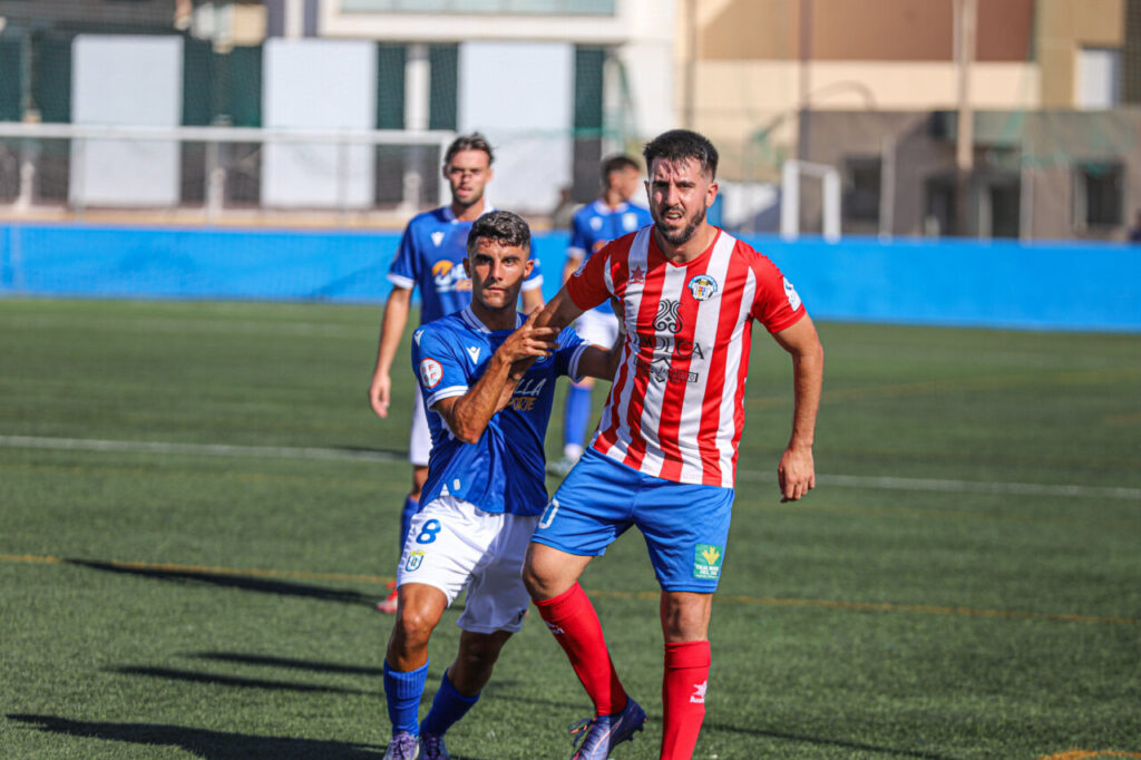 Jugadores de la U.D. Melilla B y Atlético Porcuna en un partido de fútbol