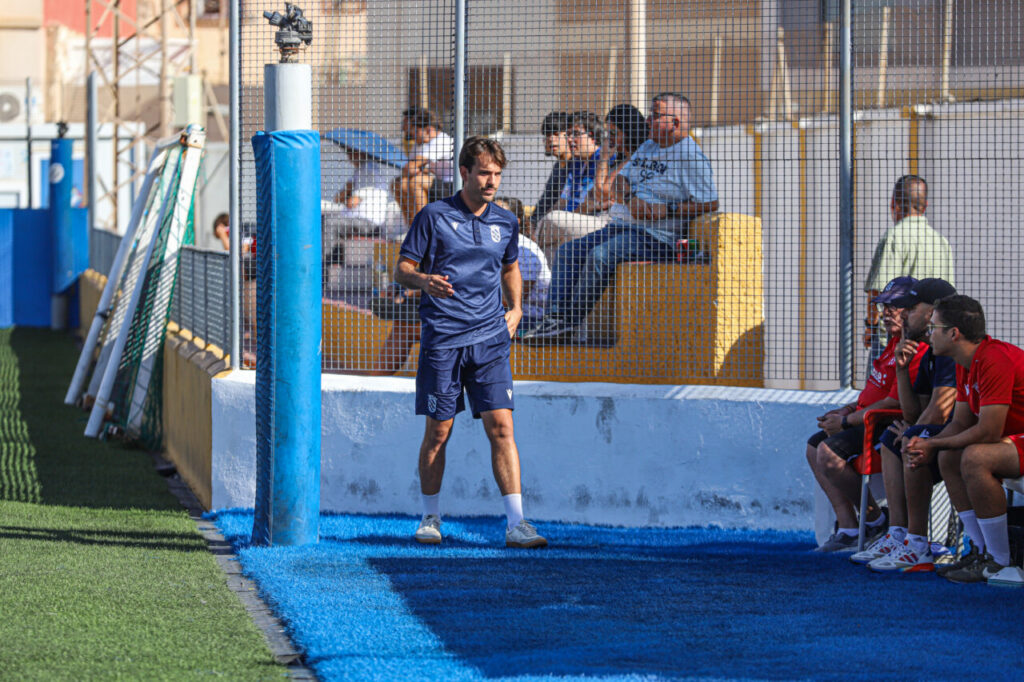 Entrenador de la U.D. Melilla B en el campo durante el partido