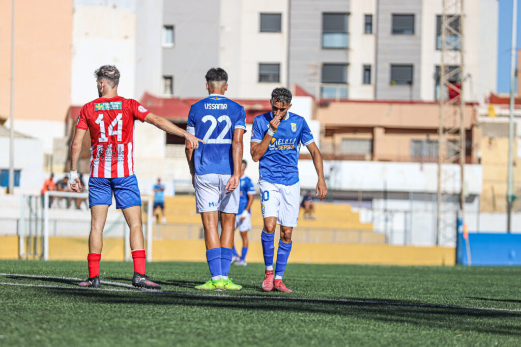Jugadores de la U.D. Melilla B en un partido de fútbol