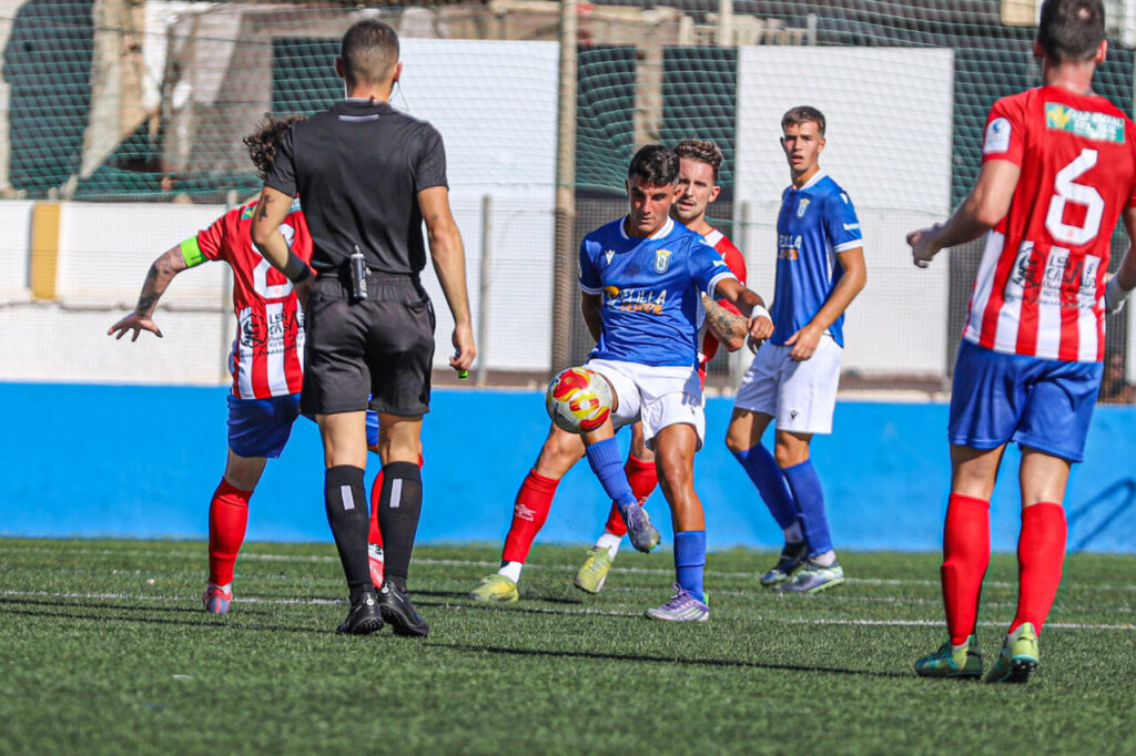Jugadores de U.D. Melilla B en acción durante el partido contra Atlético Porcuna