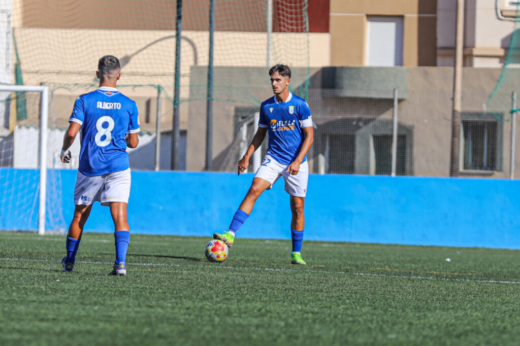Jugadores de la U.D. Melilla B en el campo durante un partido