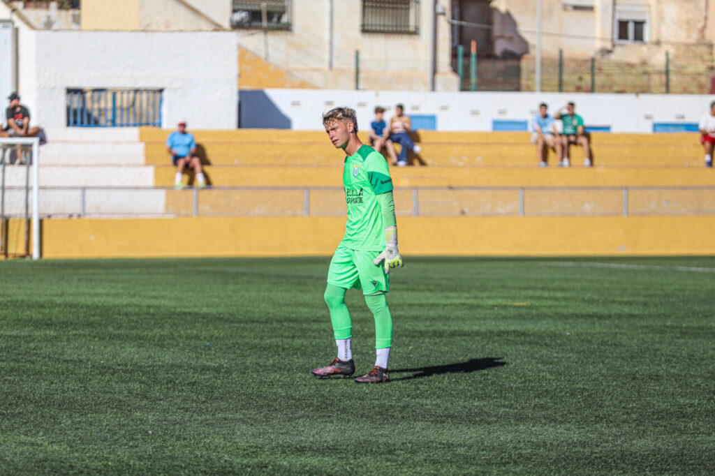 Portero de la U.D. Melilla B en acción durante un partido de fútbol