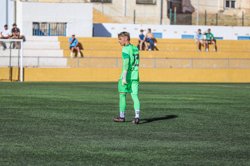 Portero de la U.D. Melilla B en el campo durante un partido