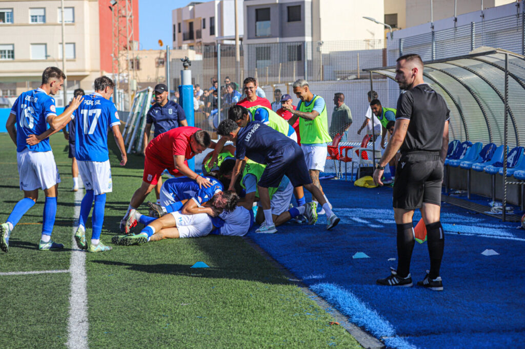 Jugadores de la U.D. Melilla B celebrando una victoria en el campo