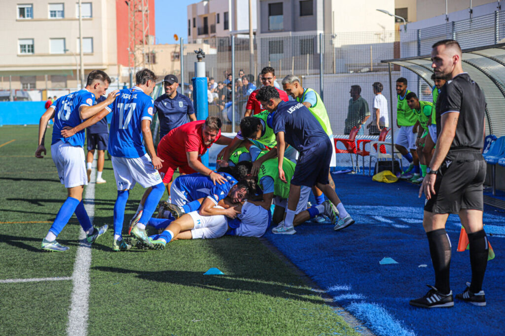 Jugadores de la U.D. Melilla B celebrando una victoria en el campo