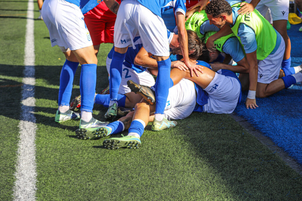 Jugadores de la U.D. Melilla celebrando una victoria en el campo