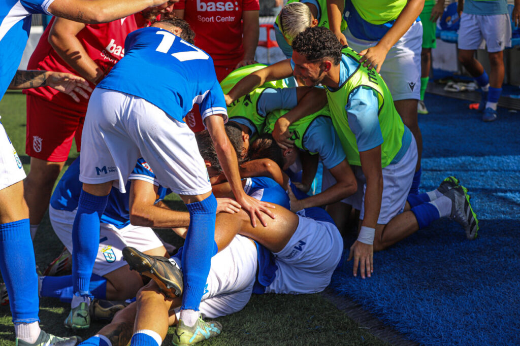 Jugadores de la U.D. Melilla B celebrando una victoria en el campo