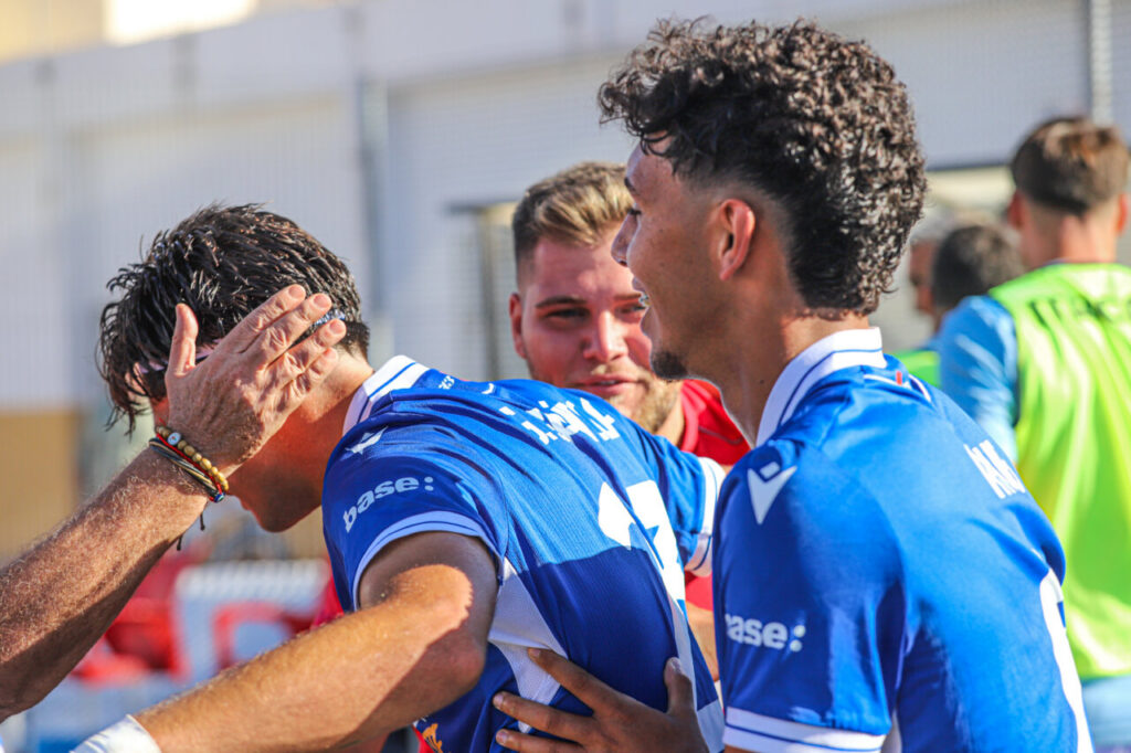 Jugadores de la U.D. Melilla B celebrando una victoria en el campo