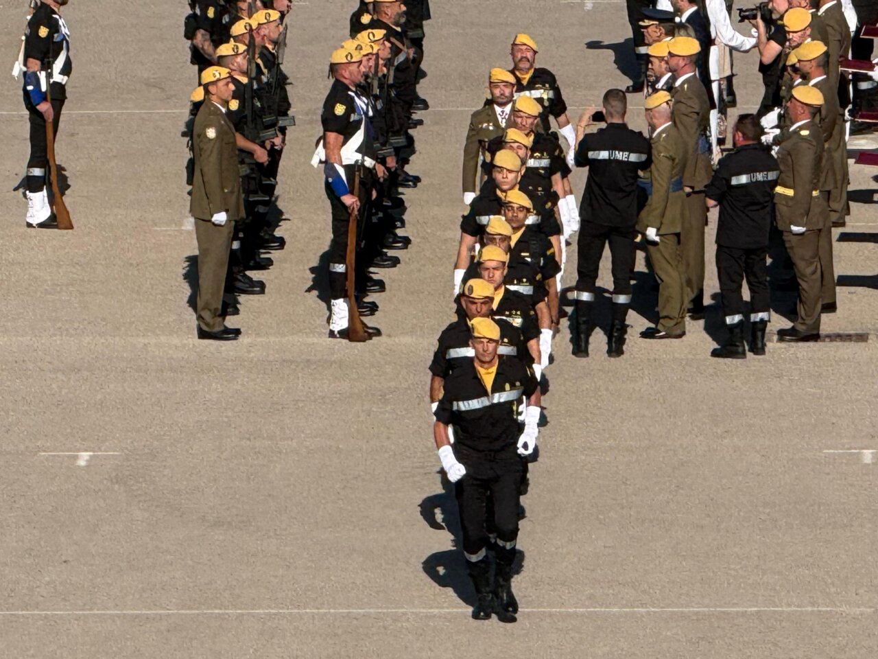 Militares de la UME marchando durante el acto del 20 aniversario en Torrejón.