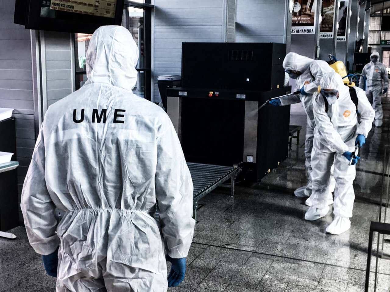 Miembros de la UME realizando desinfección en un entorno urbano durante la pandemia.