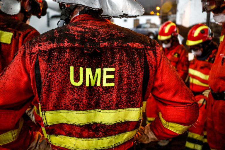Miembros de la UME con uniformes rojos en una operación de emergencia