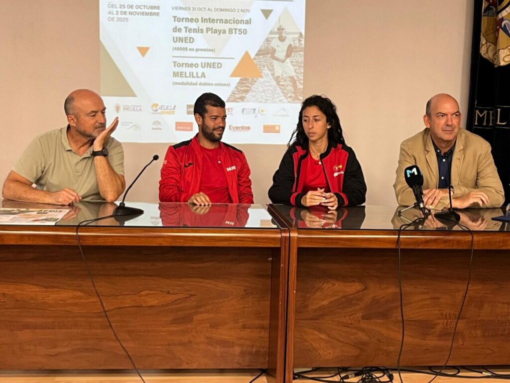 Presentación de las II Jornadas de Tenis Playa en Melilla con varios ponentes.