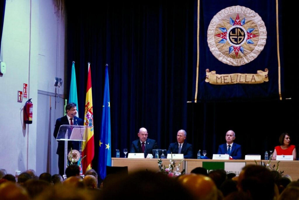 Acto de celebración del 50 aniversario de la UNED en Melilla con autoridades presentes.