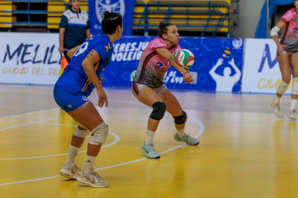 Jugadoras del Club Voleibol Melilla en un emocionante partido de voleibol