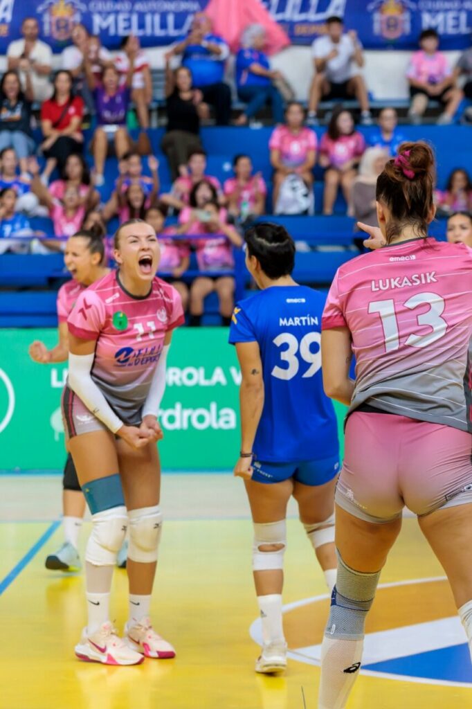 Jugadoras del Club Voleibol Melilla celebrando un punto en el partido