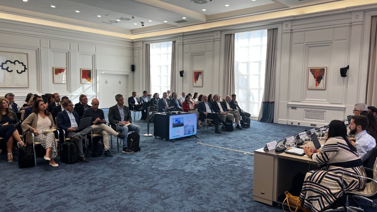 Reunión sobre alojamientos para estudiantes con representantes de universidades