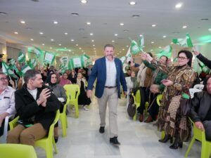Mustafa Aberchán en el congreso de CPM con militantes