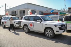 Vehículos de la Cruz Roja en un área de conflicto en Gaza
