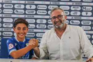 Adam Ali, joven futbolista, firma contrato con U.D. Melilla