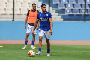 Adrián Tovar entrenando con la U.D. Melilla en el campo.
