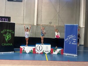 Adriana Ríos en el podio con medalla de plata en gimnasia rítmica.