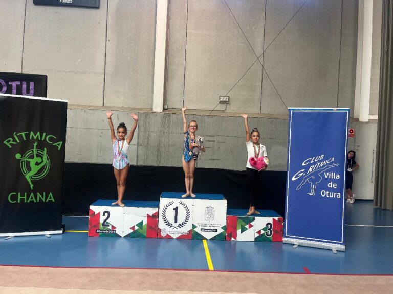 Adriana Ríos en el podio con medalla de plata en gimnasia rítmica.