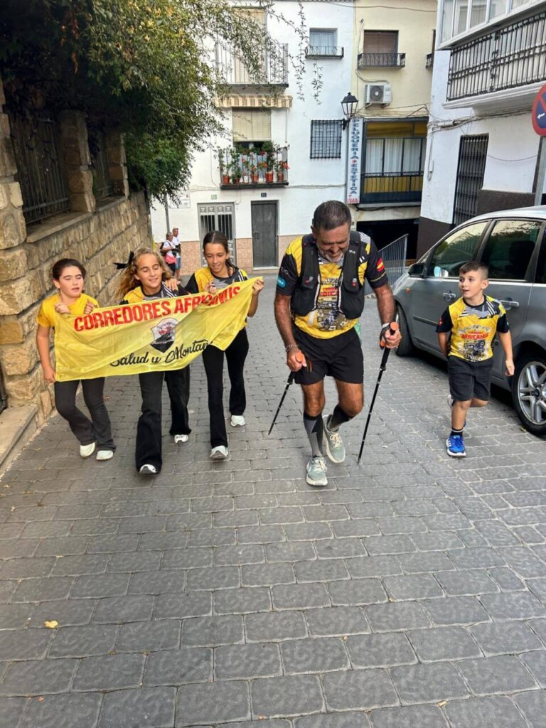 Corredores del Club Africanus en La Desértica con bandera