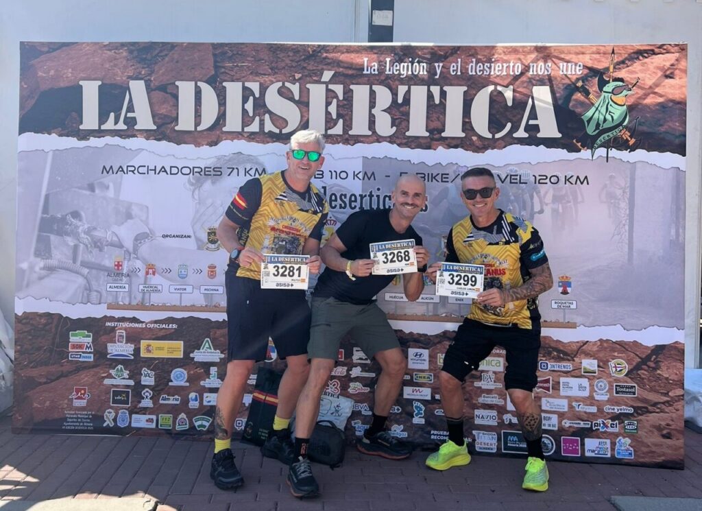 Tres corredores del Club Africanus en La Desértica con dorsales